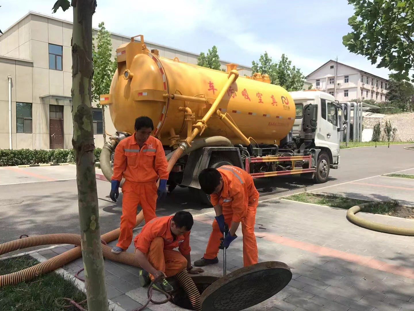 硚口管道疏通车停在窨井附近