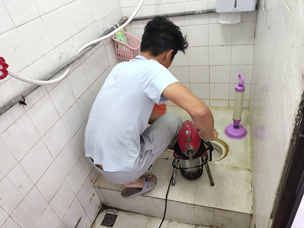 硚口管道堵塞冒臭气 专业师傅现场解决问题