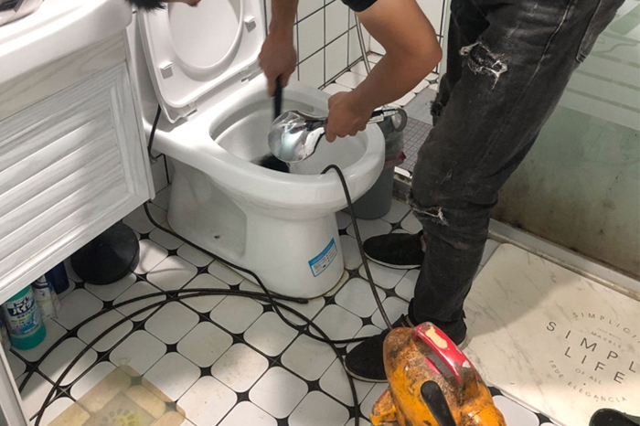 硚口马桶堵塞自己疏通还是找师傅?专业上门服务让你省时更省心